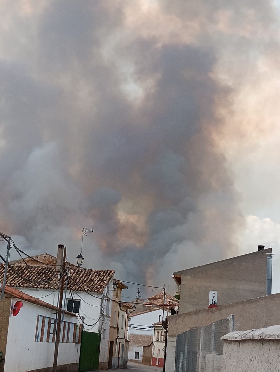sevegodina's tweet photo. Muy preocupado por el incendio de Almonacid de la Sierra, desde mi casa se ve el humo; he subido a Alpartir desde donde se ve la columna de humo. Ojalá caiga una tronada buena y ayude a la rápida extinción. Ya truena. @CHAlugarsZGZ @atellogimeno @laura_ezquerra @DPZaragoza https://t.co/i3gMA0iiKC