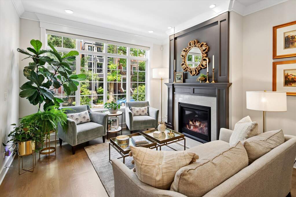 properties's tweet photo. Located in the heart of Lincoln Park, this 4-bedroom luxury duplex down seamlessly blends high-end style with incredible indoor-outdoor living. See more: https://t.co/W7ozQowjoP
----
2653 N Dayton Street #1, Chicago, Illinois 60614
Offered for: $1,450,000
Listed by: Sue Fichter https://t.co/0XalwaINJE
