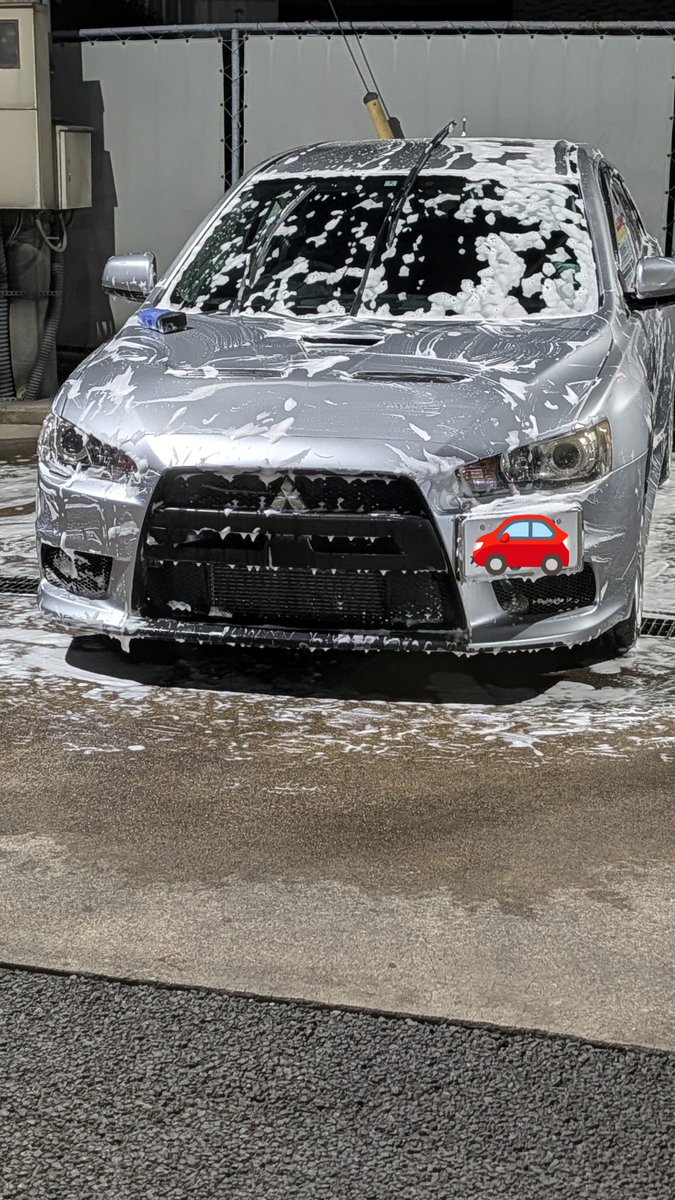 p_g294's tweet photo. 大雨の中頑張ったから洗車したら1時間後に雨降り始めた https://t.co/TXC6QReSQM