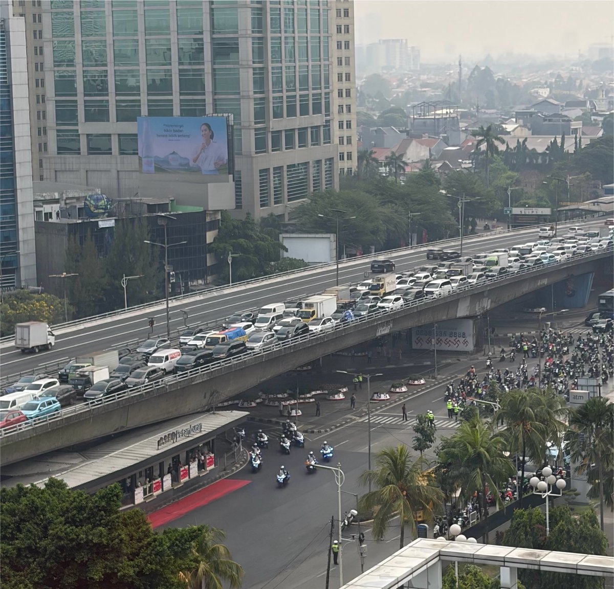 Rahachu's tweet photo. Kayaknya nggak sih, pas ajan baru sampe petamburan. Truss langsung masuk tol (orang di tol diberentiin). Kira-kira masjid terdekat mana yang mau dikunjungi? https://t.co/eE66bIuWxY