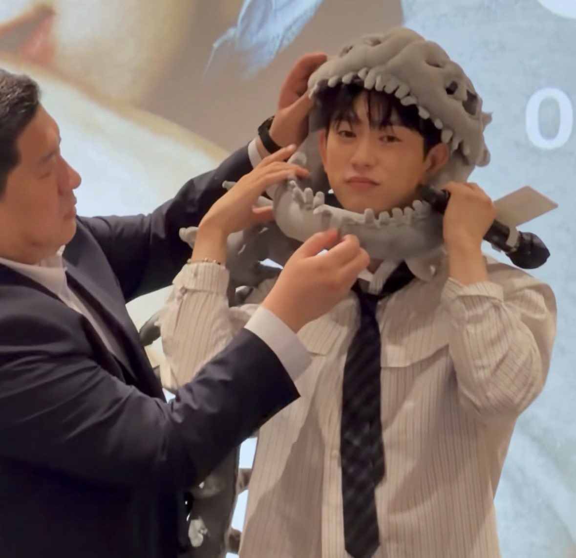purrpurrjbjy's tweet photo. 운명을 받아들이고 팬싸템에 순응하는 표정 하지만 의연하게 https://t.co/nq1GEwoFyd