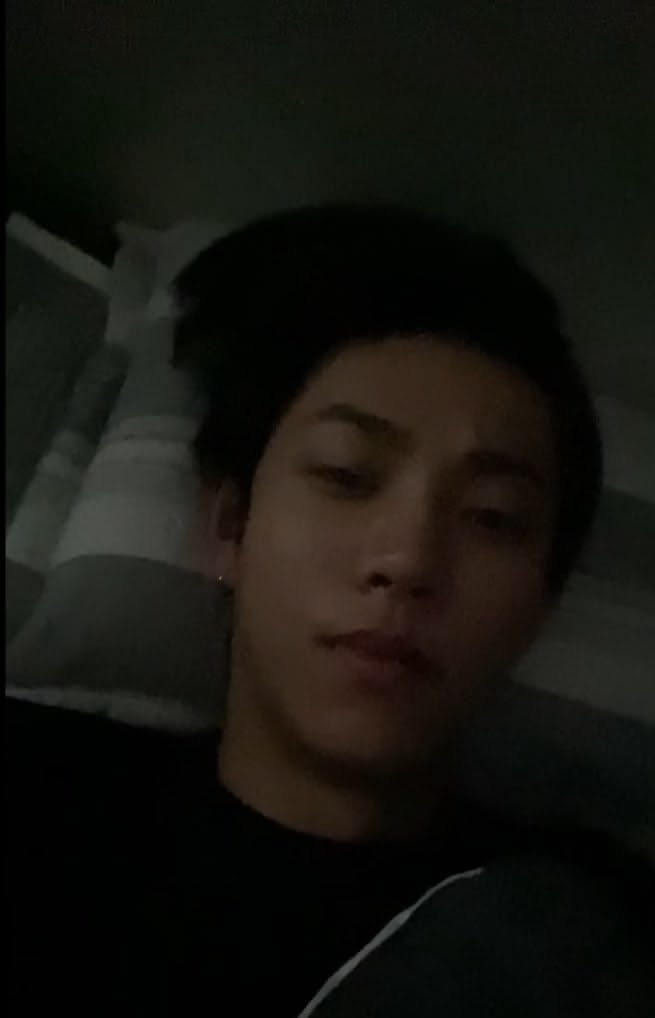 RUN__LOK's tweet photo. Karena mata gua udah mulai kiyep-kiyep, let's wrap things up for tonight. Maaf kalau ada yang belum kebales, gua mohon ampun. Besok ketemu sama yang lain, ya, udah pada gak sabar ngobrol sama kalian. TR is signing out! ✌🏻 (bonus foto gua biar lu pada kebawa mimpi) https://t.co/3ThzKlN5He