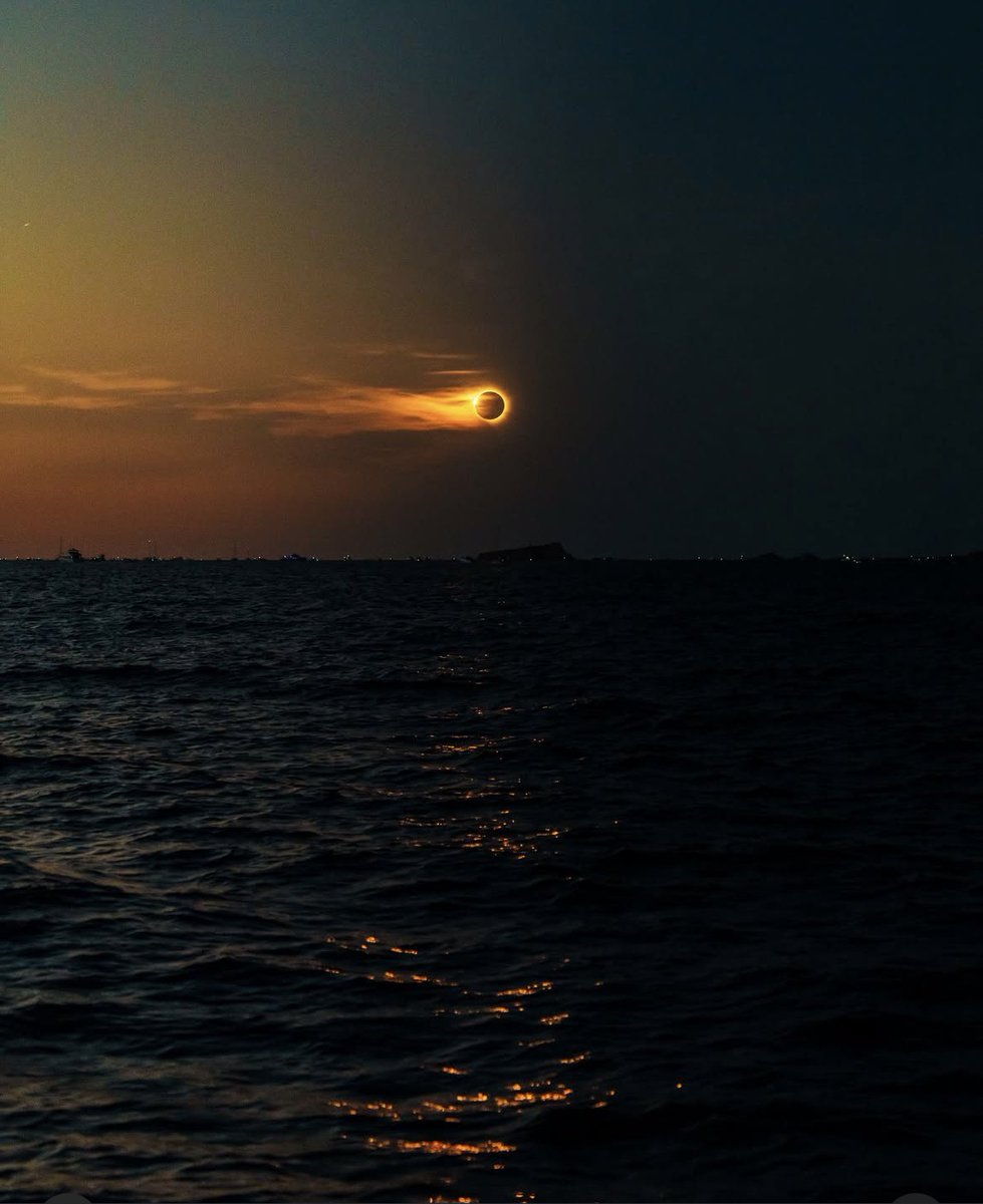 voshans's tweet photo. Wat. Een. Foto. 

(Beeld Álvaro Imbert Paradinas)

#Spanje #Spain #España 
#solareclipse #TotalEclipse 
#EclipseEspaña #PalmadeMallorca
#zonsverduistering 
#totalezonsverduistering 
#fotografie #photography https://t.co/gO0hxXcDrG