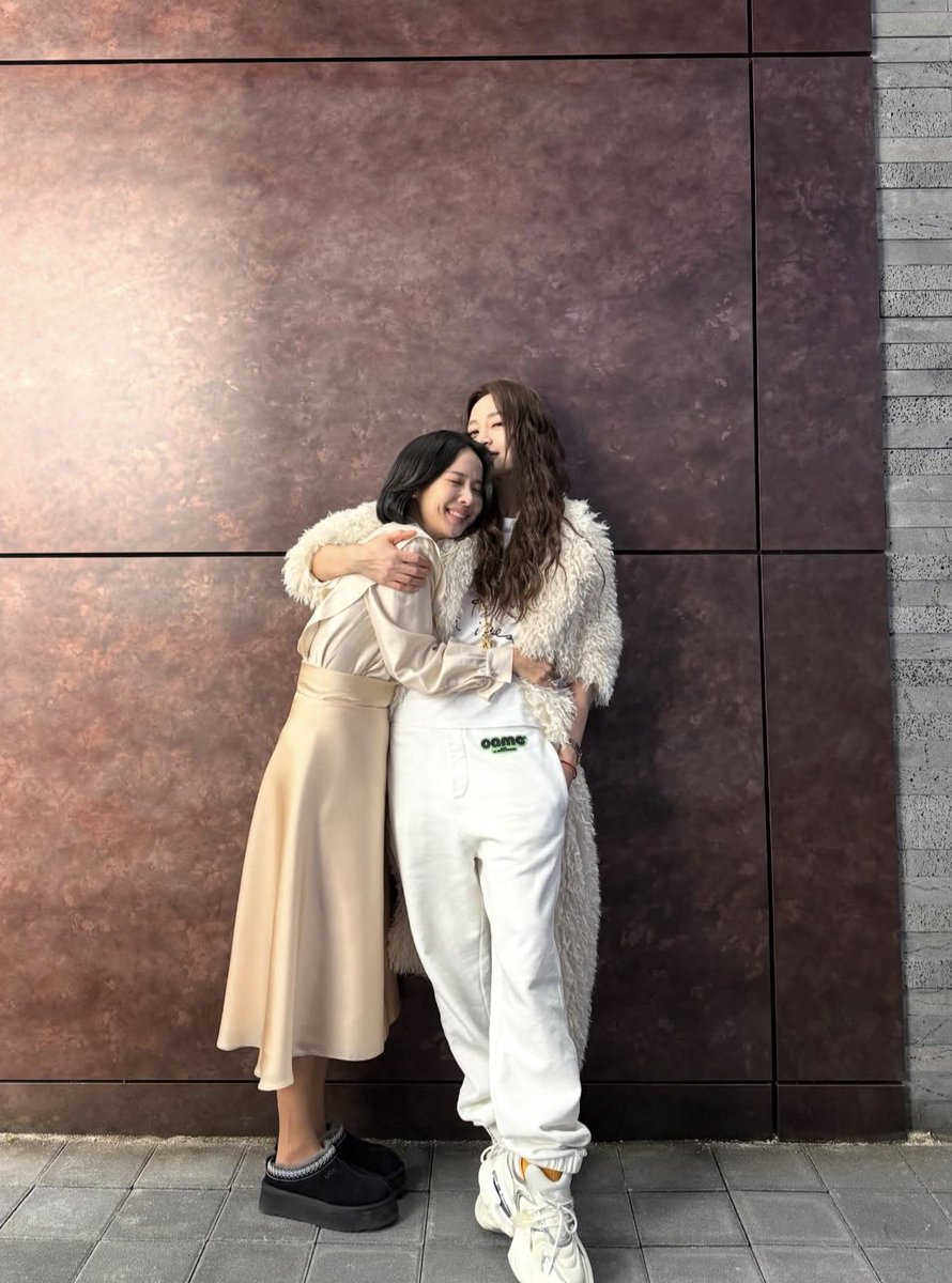 kimschew's tweet photo. i think shes in love w hyesoo… https://t.co/agSdgMGXAX