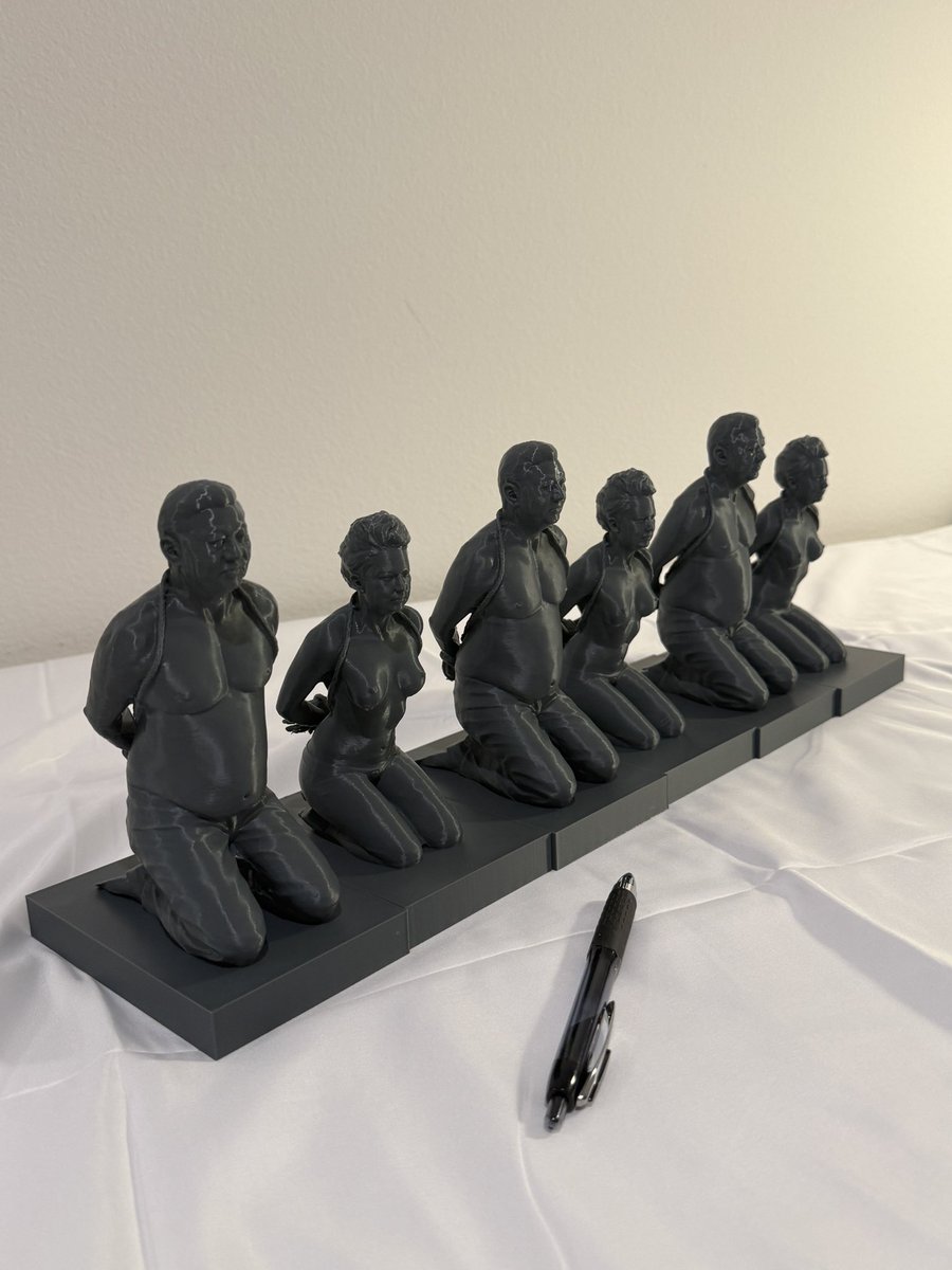 huikezhen's tweet photo. 为迎接习主席9月24日重要访问，特别推出「Pandemic Victims Memorial」艺术作品纪念版。

这组3D打印雕塑，以象征性的方式呈现权力、责任与历史记忆之间的关系，旨在引发人们对疫情、遗忘与个体尊严的思考。

每一件作品，既是纪念，也是提问：
👉 我们如何面对过去？
👉 又如何避免再次遗忘？

🟡 限美���境内
💲 每对 $99
📦 请在备注中填写收货地址

（扫码获取）