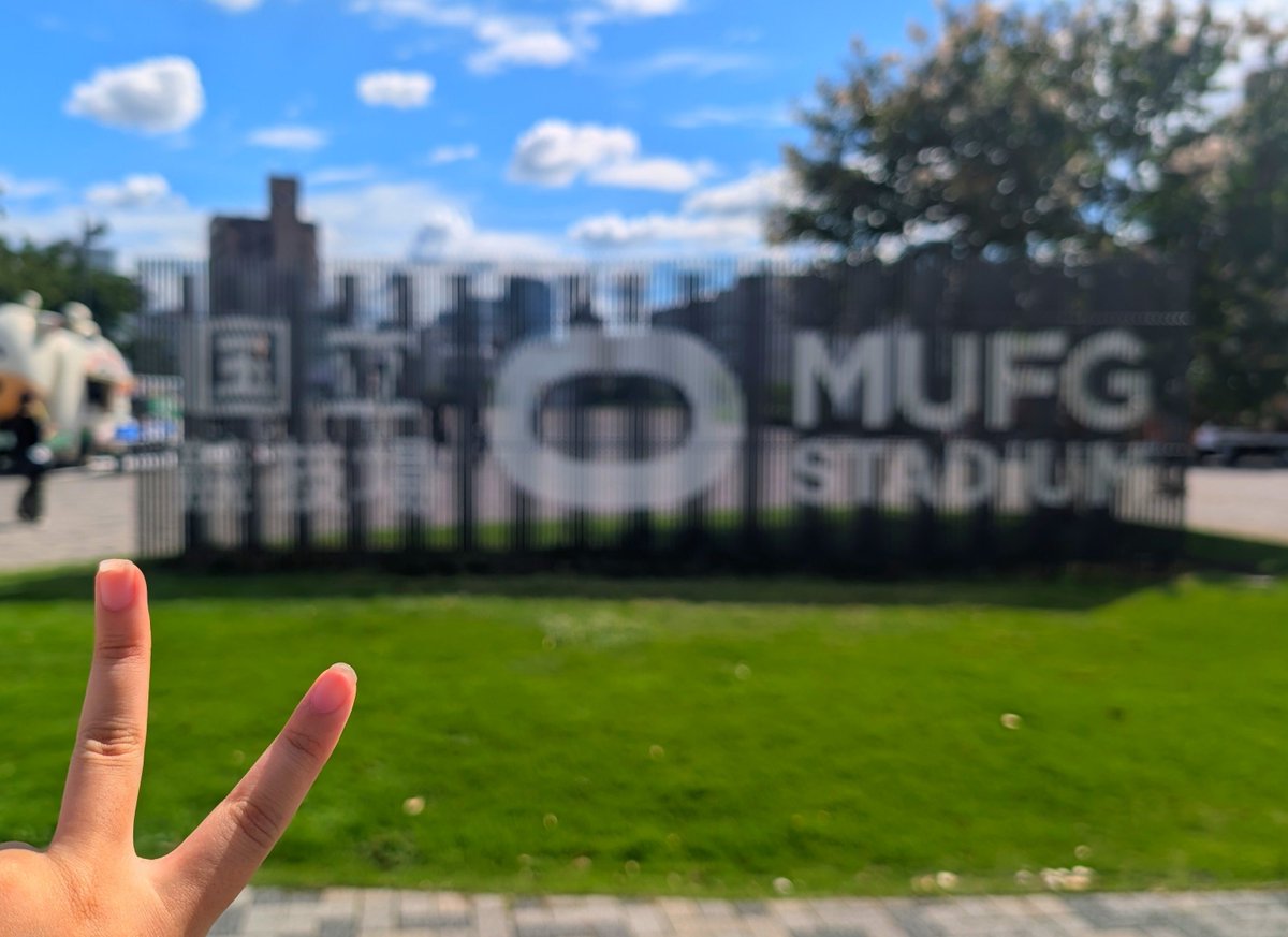 chu_cono17's tweet photo. 今日も今日とてサッカー！国立！！

何も考えずに練習後そのまま向かった結果、なんとまさかの開場3時間前に到着(⁉️)
※ちなみに開場がキックオフの2時間半前です。つまり…？

場外イベントとキッチンカーすら始まってなくて暇は持て余し倒したけど、晴れてるうちにたくさん写真撮れて良かった…… https://t.co/knpTyLhm0r