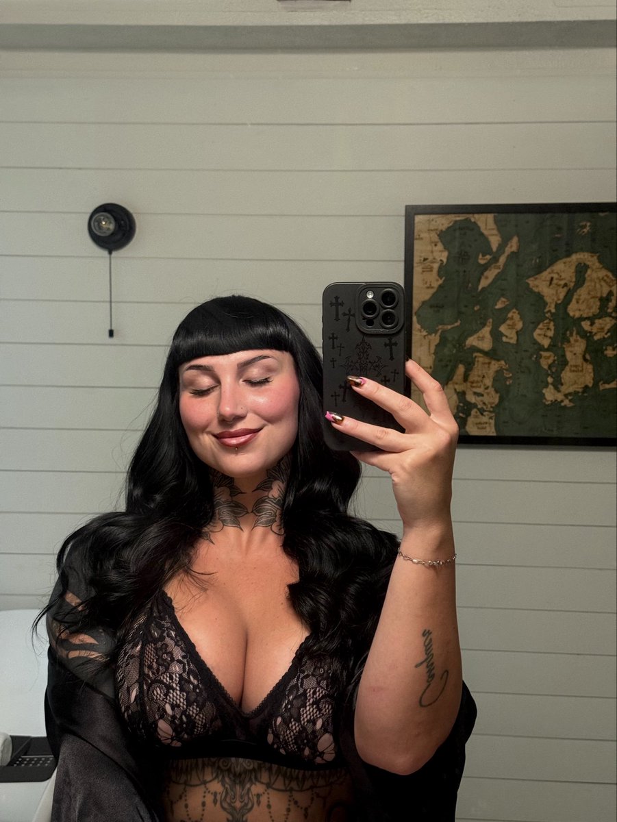 beefcakemamiii's tweet photo. happy Friday 😽 https://t.co/5Tjsw6kNMY
