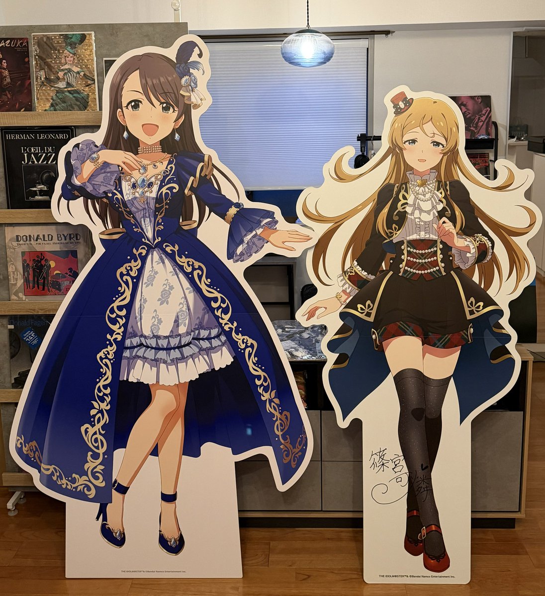 gin_kingsman's tweet photo. 等身大パネル、保奈美の方が圧倒的にでかい……
保奈美の方が浮いてるとはいえ同じ等身大のはずなのに身長159cmの可憐より155cmの保奈美の高いのか……🤔
#西川保奈美 #篠宮可憐 https://t.co/rmA94rD9ND