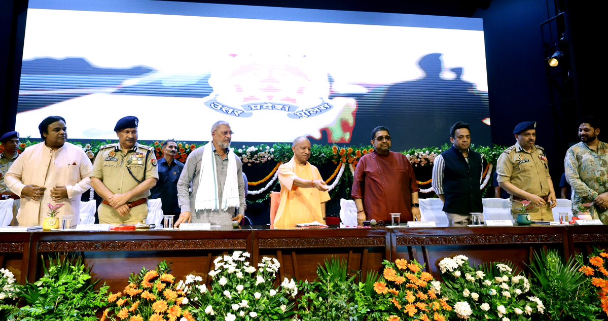 CMOfficeUP's tweet photo. सुरक्षा आपकी, संकल्प हमारा
कहता है यही 'खाकी का सितारा'

मुख्यमंत्री @myogiadityanath जी आज लखनऊ में @Uppolice के गीत 'खाकी का सितारा' के लॉन्चिंग कार्यक्रम में सम्मिलित हुए।

इस अवसर पर मुख्यमंत्री जी ने कहा कि प्रदेशवासियों की सुरक्षा, सम्मान और सुशासन के लिए हम हर आवश्यक कदम उठाने के लिए प्रतिबद्ध है।

#KhakiKaSitara