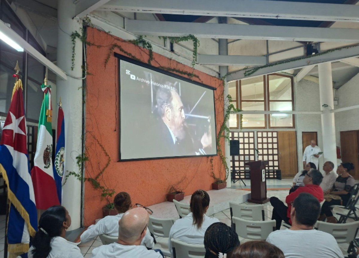 YNGC13613's tweet photo. Con motivo del aniversario 100 del natalicio de Fidel Castro Ruz la #BMCEnBelice realizó un acto político cultural rindiendo homenaje al Comandante Eterno.Como el expresó: Ser internacionalistas es saldar nuestra propia deuda con la humanidad.
#FidelVive https://t.co/OiOVWetVbD