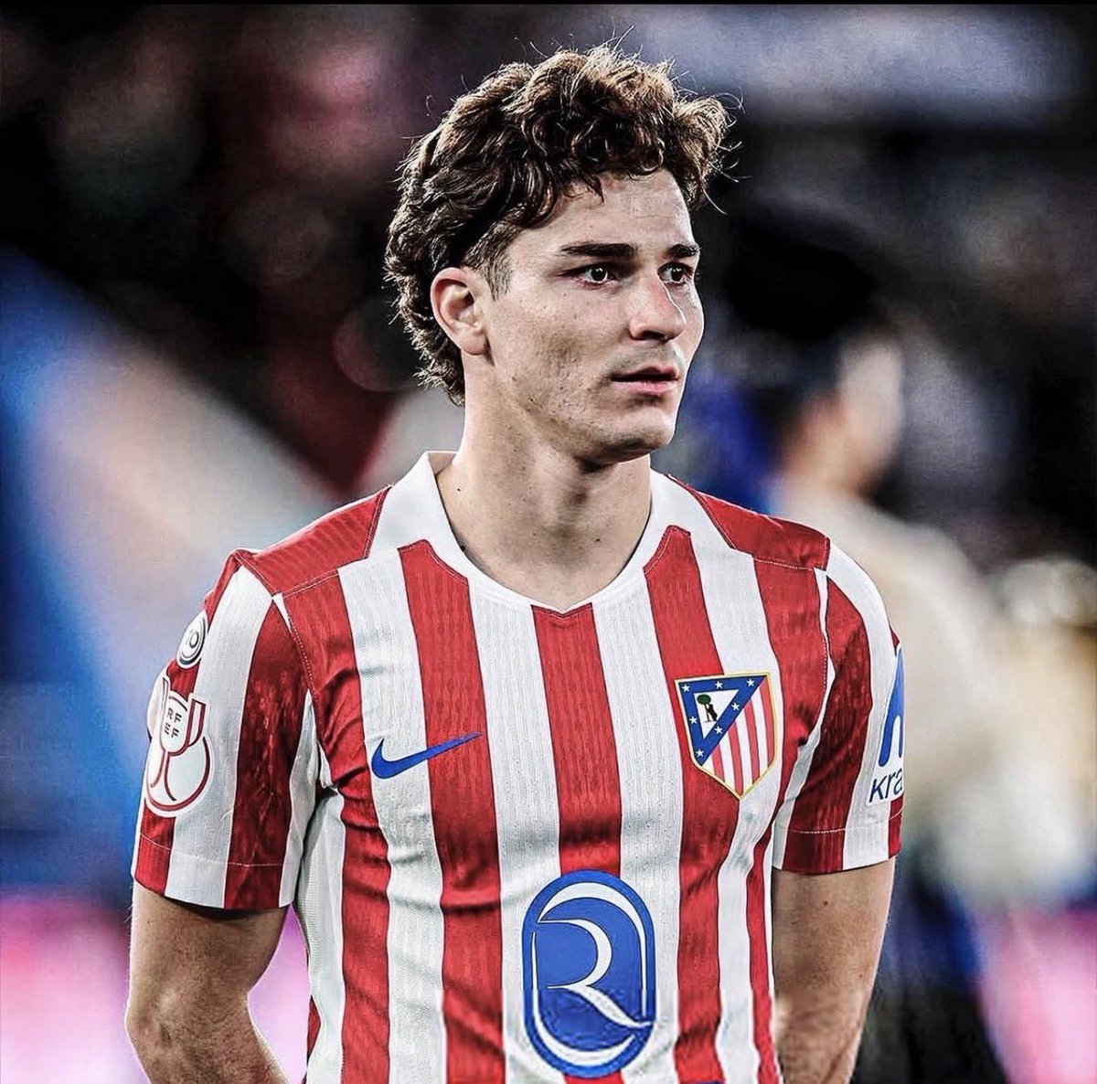 Juanjesuscsap's tweet photo. 🚨 EXCLUSIVA | ¡Julián Álvarez rompe el silencio: la declaración que lo cambiará todo!

➡️ Paso al frente inminente: Julián Álvarez se prepara para hablar públicamente en los próximos días, ya sea a través de sus redes sociales, mediante una entrevista o en prensa. El argentino está completamente decidido: considera que no hay marcha atrás tras los faltas de respeto sufridas y tres promesas clave incumplidas.

➡️ Pánico en Gil Marín: Tras haber esquivado deliberadamente al jugador el pasado lunes 10 de agosto para congelar la situación, el dirigente rojiblanco exige ahora esa reunión a toda costa. Sabe perfectamente que una declaración pública de Julián supondría un punto de no retorno con la afición del Atlético y le obligaría a negociar con el Barça, algo que quería evitar a toda costa.

➡️ Sin marcha atrás: A pesar de la repentina disposición de Gil Marín para verse la próxima semana, la postura del delantero es inflexible. Julián Álvarez está más determinado que nunca a cerrar su etapa en Madrid y poner rumbo al Camp Nou.