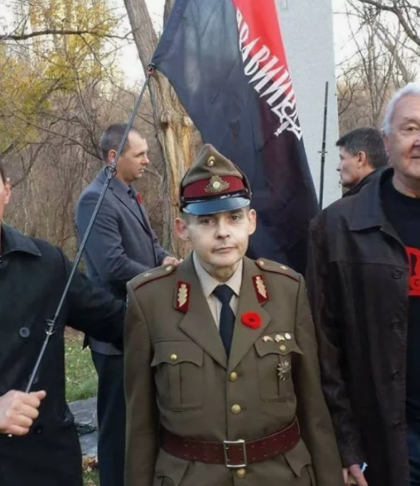 Stish_glory's tweet photo. @NashaCanada Пхахаха, посмотрите на этого дегенерата, напялил на себя форму и сбежал в Канаду. https://t.co/YGL5MGoCmN