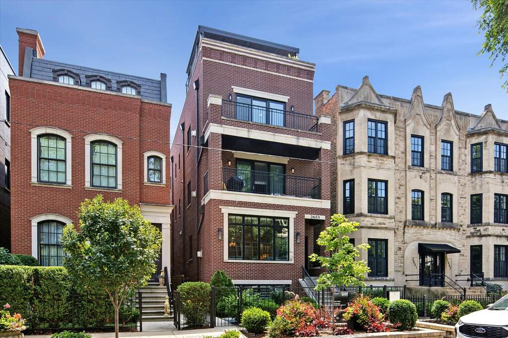 properties's tweet photo. Located in the heart of Lincoln Park, this 4-bedroom luxury duplex down seamlessly blends high-end style with incredible indoor-outdoor living. See more: https://t.co/W7ozQowjoP
----
2653 N Dayton Street #1, Chicago, Illinois 60614
Offered for: $1,450,000
Listed by: Sue Fichter https://t.co/0XalwaINJE