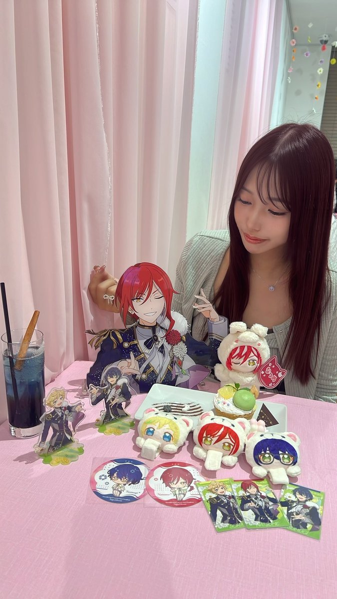 ouka4696's tweet photo. enstカフェ行ってきた
でっかいアクスタ夏目好きすぎた♥️ https://t.co/ZxWv0OAoBj
