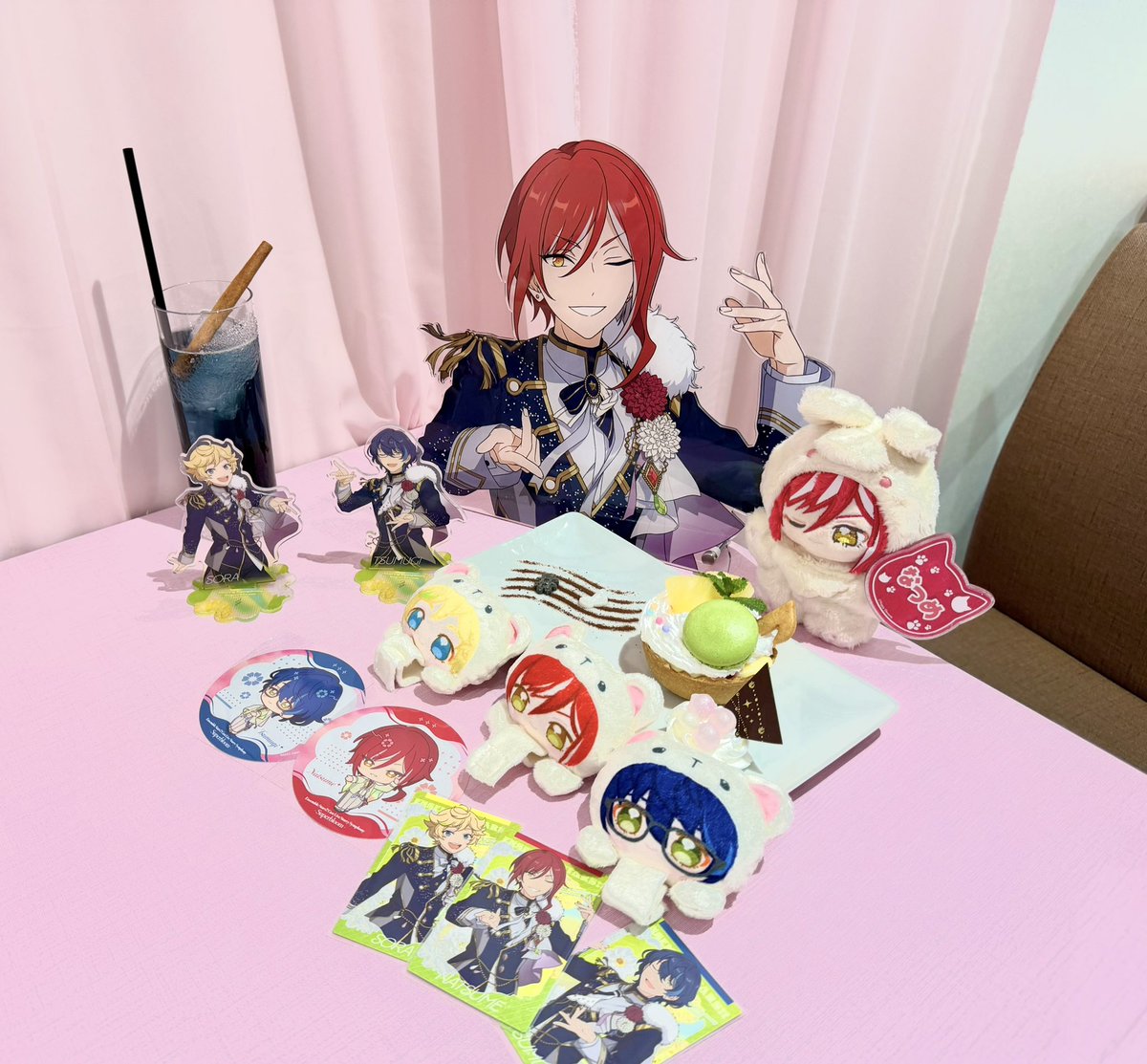 ouka4696's tweet photo. enstカフェ行ってきた
でっかいアクスタ夏目好きすぎた♥️ https://t.co/ZxWv0OAoBj