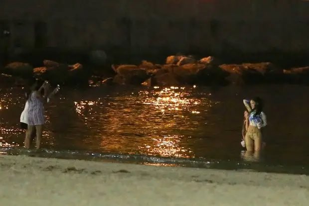 uhmchi's tweet photo. remember when rihanna went swimming in a sewer in brazil thinking it was a beach 😭 https://t.co/XrXm2HzmMx