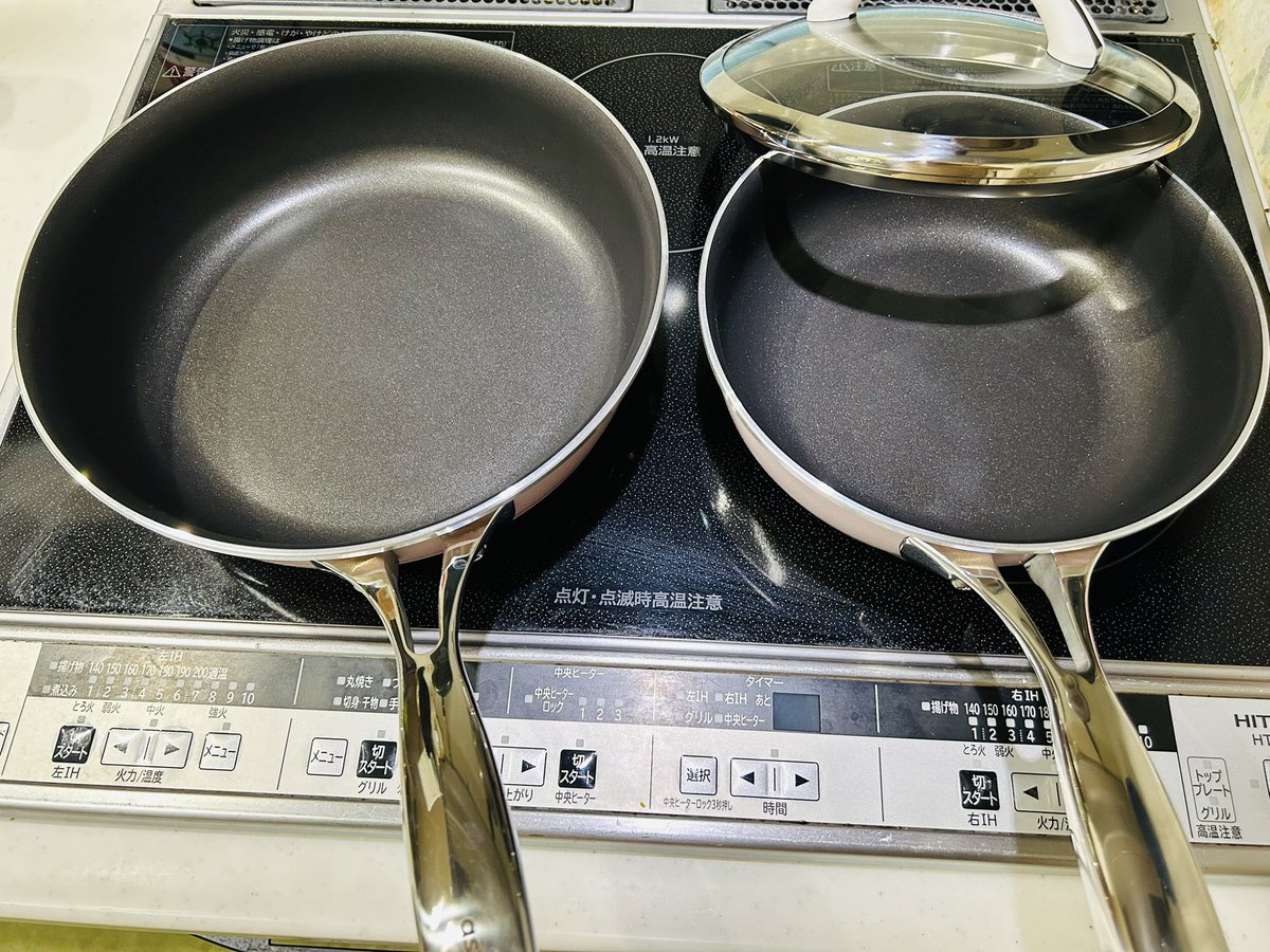 kaede326510's tweet photo. んへへへ。自分頑張ってたご褒美に、遂に買ってしまった。アサヒ軽金属さんのフライパン26cmと22cm⁄(⁄ ⁄•⁄ω⁄•⁄ ⁄)⁄💕💕　今まで使ってたアサヒさんのフライパンが、もう餃子が張り付いて剥がれなくなってしまってな…(でもその子も12年以上使ってたんだよ！)  ああ早く餃子焼きたい。 https://t.co/Jd4Pa10oVG