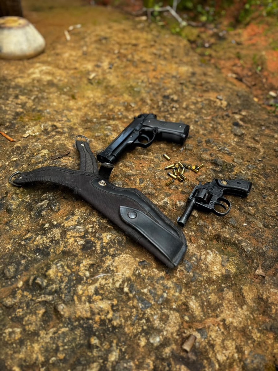 PMERJ's tweet photo. 🛑 ARMA E SIMULACRO APREENDIDOS EM SUMIDOURO

Policiais do #30BPM prenderam um homem em flagrante na Estrada dos Marmelos. Com ele, os agentes apreenderam um revólver cal. .22, 16 munições e uma réplica de pistola. A ocorrência foi encaminhada à 111ª DP. https://t.co/8Kl0fUgCh1