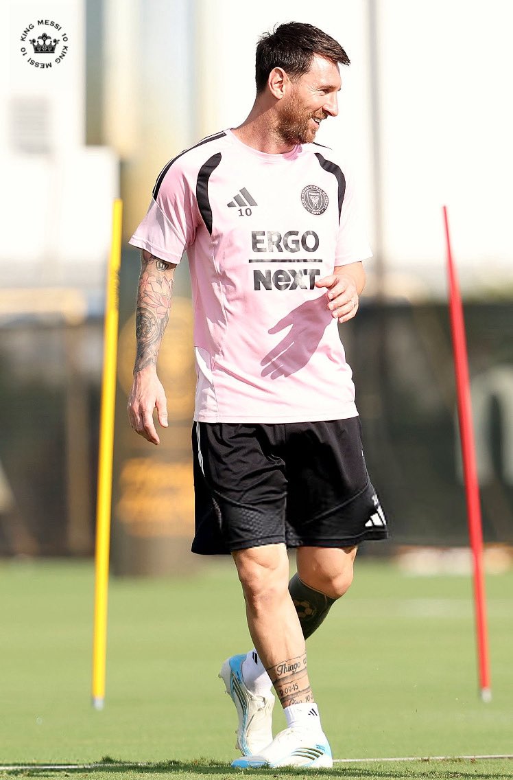 messi10_rey's tweet photo. Sonríe LEO, Sonríe el Fútbol, Sonreímos Todos😀! https://t.co/WBw6kpHB3x