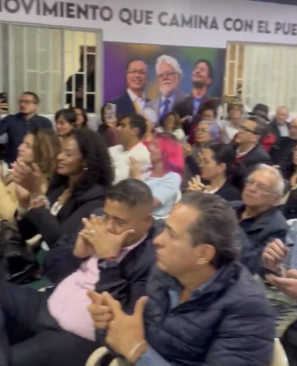 VaneDeCol's tweet photo. QUE JAMÁS Y NUNCA SE NOS OLVIDE QUE MIENTRAS UN PAÍS  LLORABA, LOS LÍDERES DEL @PactoCol SE REUNÍAN PARA HABLAR PAJA Y NO AYUDAR A LOS POBRES 

Solo los utilizan! 

SOLO LOS UTILIZAN! https://t.co/DgWAekTBcN