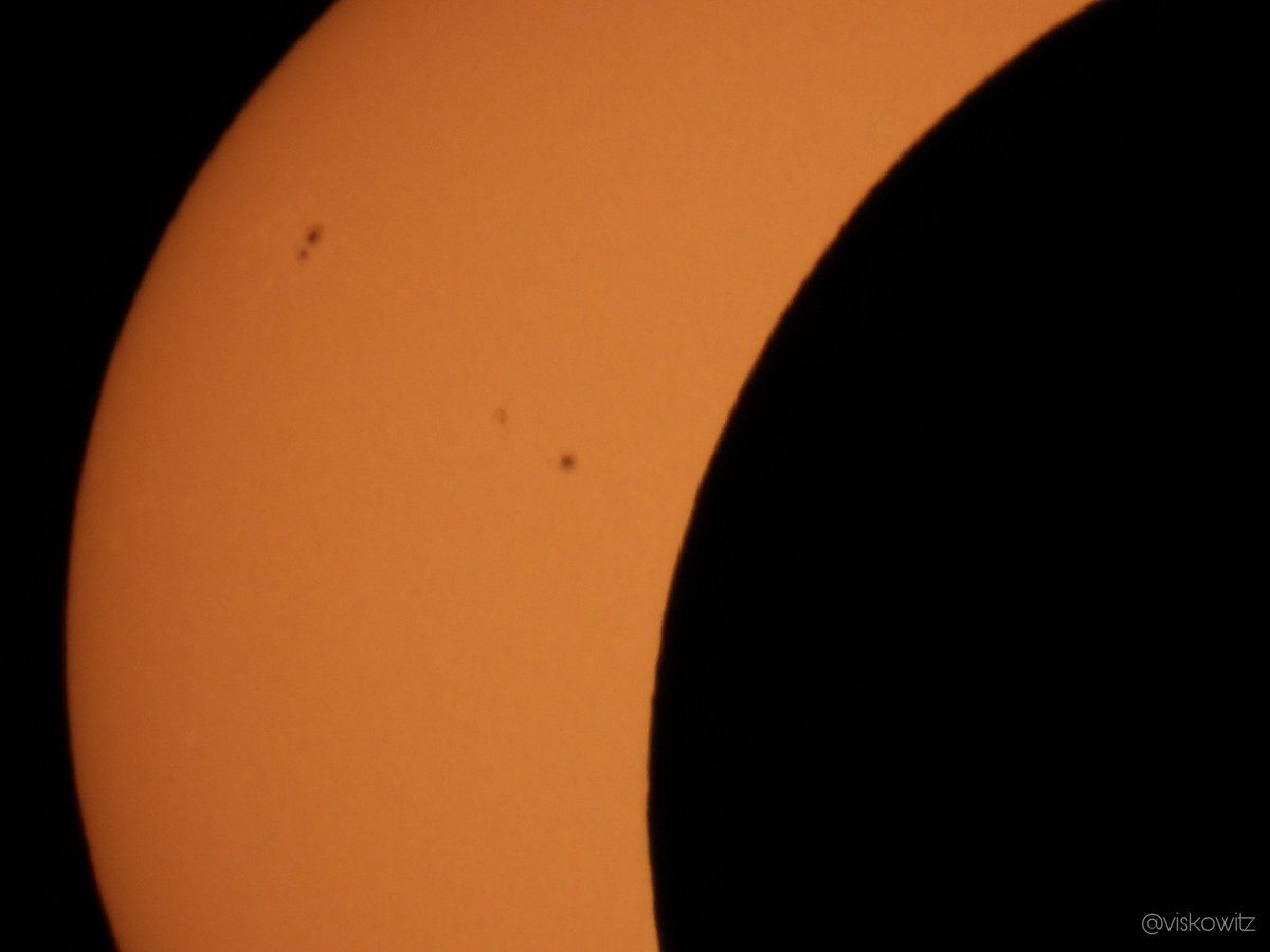 viskowitz's tweet photo. Quizá, durante el eclipse, la espectacularidad del momento de la totalidad restó protagonismo a otros detalles que se pudieron observar, como estas regiones de manchas solares (4508 y 4507). #EclipseEspaña https://t.co/EuscB9FGA9