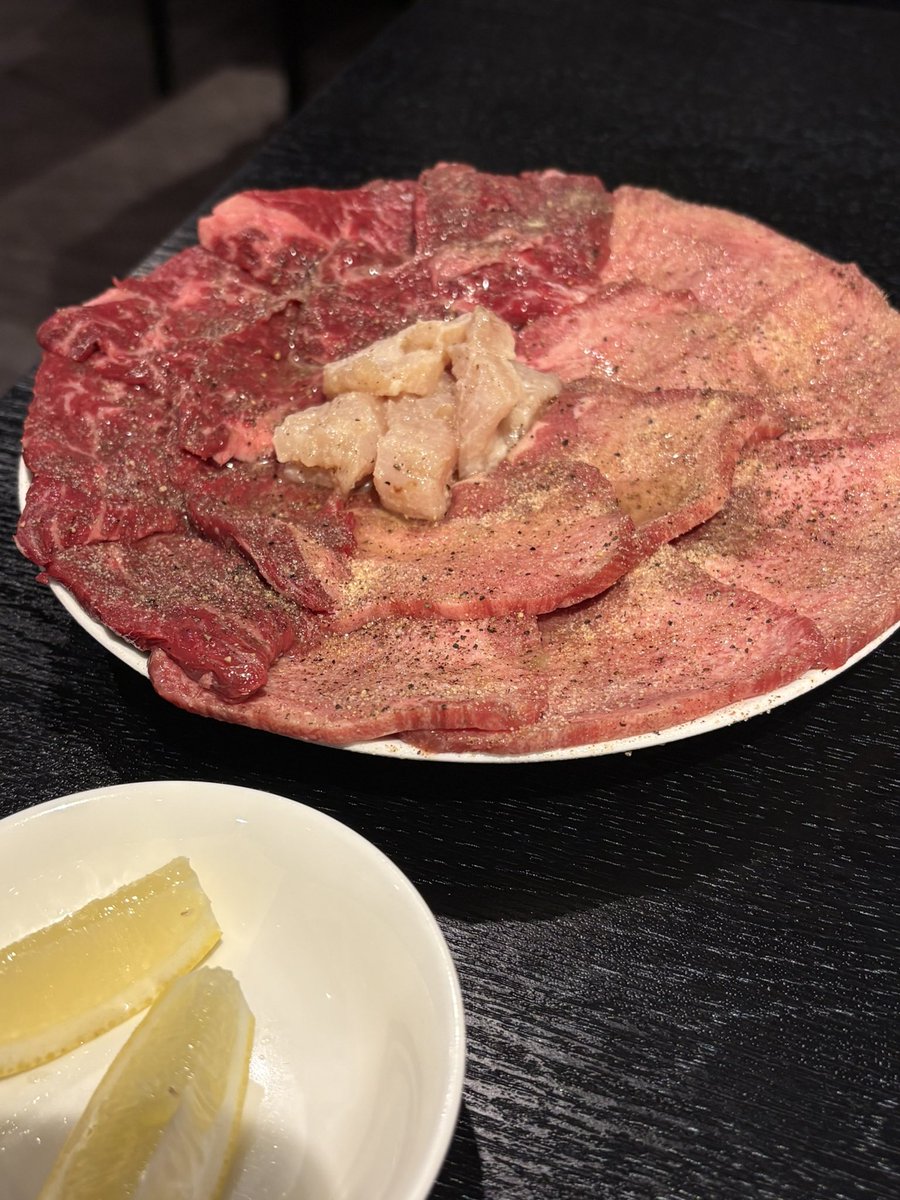 nonono121o's tweet photo. 暴飲暴食というお店で
店名に恥じ��いよう暴飲暴食してきた！

肉運びお兄さんのスマイル、旨みの濃いお肉、香りのよい桂花陳酒(キンモクセイのお酒)全部良かった���！完全に体重増えたー！ https://t.co/XLqvOLuBJv