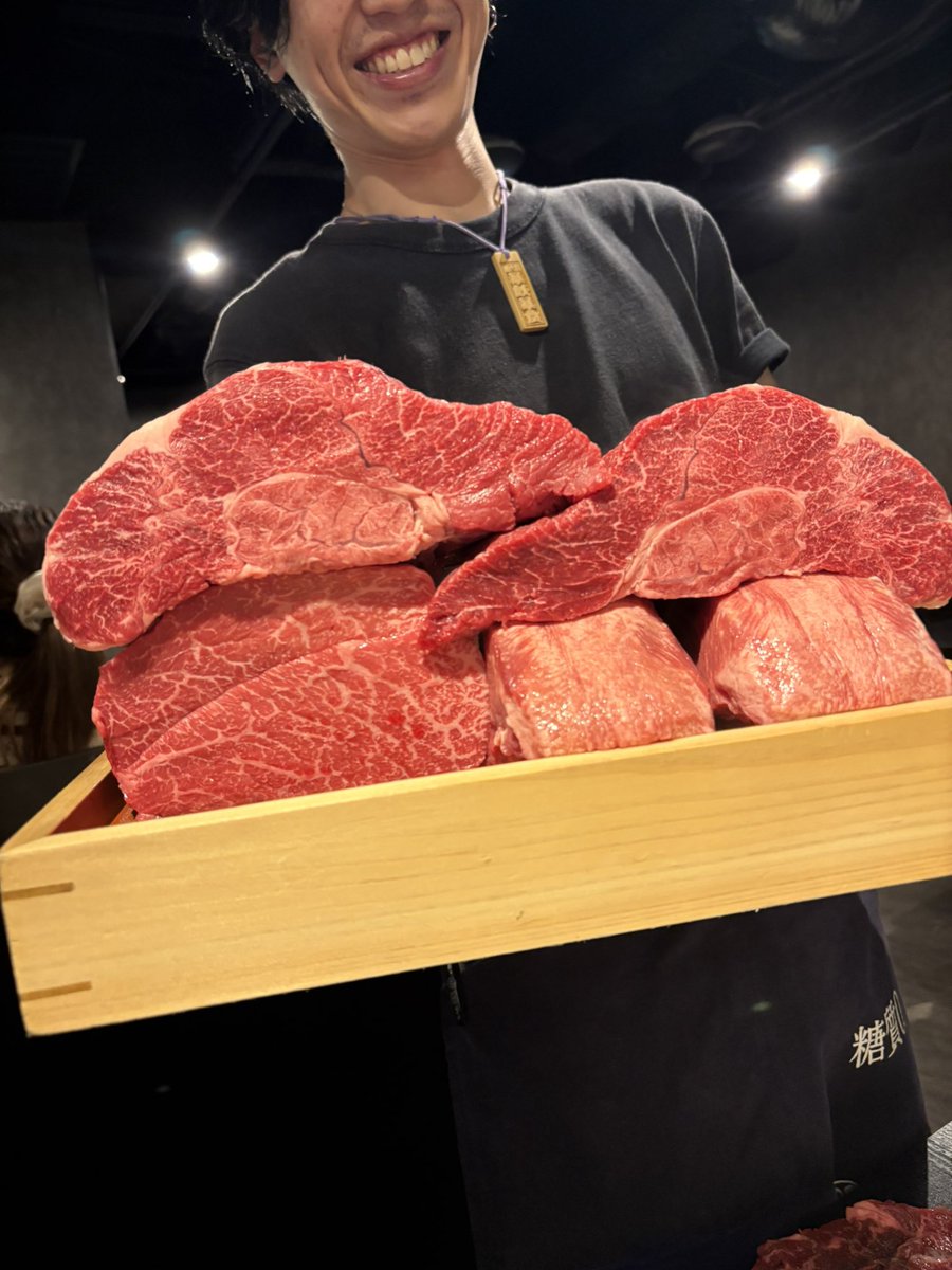 nonono121o's tweet photo. 暴飲暴食というお店で
店名に恥じ��いよう暴飲暴食してきた！

肉運びお兄さんのスマイル、旨みの濃いお肉、香りのよい桂花陳酒(キンモクセイのお酒)全部良かった���！完全に体重増えたー！ https://t.co/XLqvOLuBJv