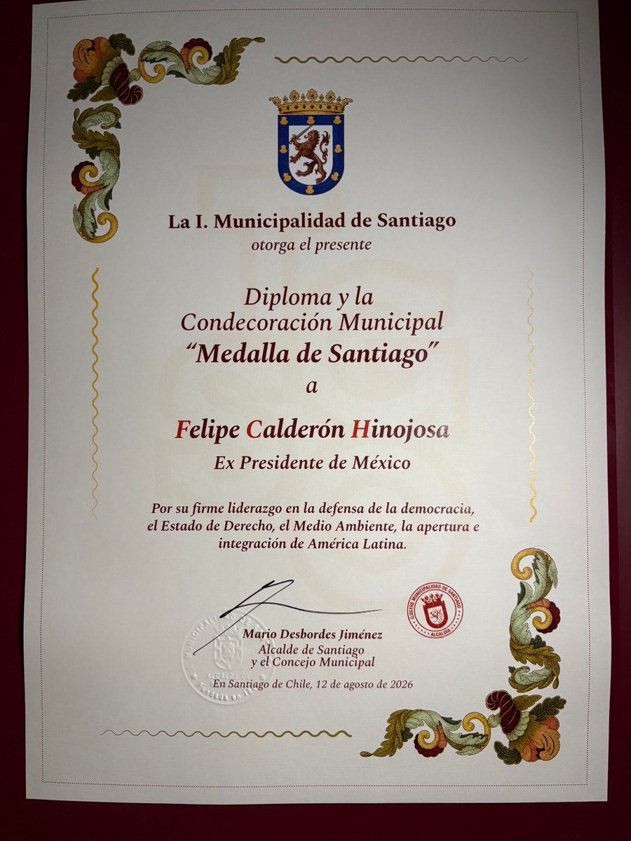 FelipeCalderon's tweet photo. Ha sido un alto honor recibir de don Mario @Desbordes, alcalde de Santiago de Chile, el Diploma y la Condecoración “Medalla de Santiago”, dice, “por su firme liderazgo en la defensa de la Democracia, el Estado de Derecho, el Medio Ambiente y la Integración Latinoamericana”. https://t.co/Wa27YauPq3