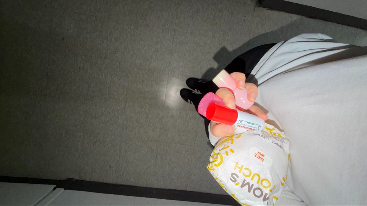 ok4ma's tweet photo. 유튜브 본사에서 가게 대관해서 연장 근무…… 😅 https://t.co/ybdf44u8Vu