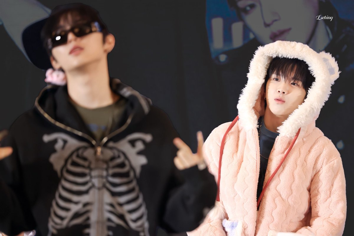 myeongtta's tweet photo. 🧸: eh? abang                 🧸: mau ikut! dd
       mau kemana?                 udh pke jaket:(
🐈‍⬛: maen.                         🐈‍⬛: jgn ah. ntar lu 
🧸: dd mau ik-                       tantrum 
🐈‍⬛: gaboleh.                     🧸: ABANGG! ☹️😫 https://t.co/RprWOw0DOJ