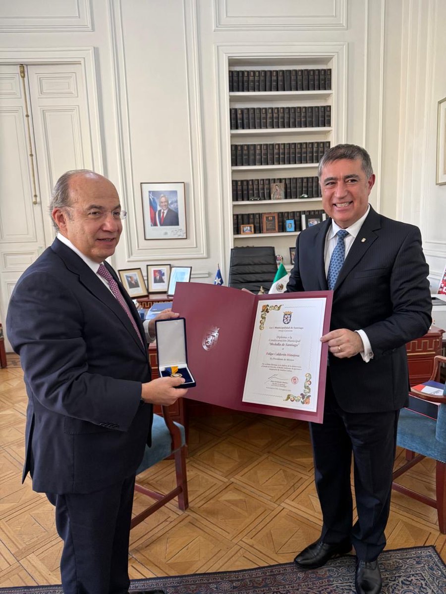 FelipeCalderon's tweet photo. Ha sido un alto honor recibir de don Mario @Desbordes, alcalde de Santiago de Chile, el Diploma y la Condecoración “Medalla de Santiago”, dice, “por su firme liderazgo en la defensa de la Democracia, el Estado de Derecho, el Medio Ambiente y la Integración Latinoamericana”. https://t.co/Wa27YauPq3