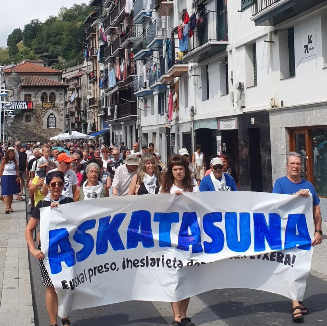 CovitePV's tweet photo. 🧵Más presencia de símbolos de apoyo a loos etarras y su excarcelación durante las fiestas veraniegas:

1) Manifestación y brindis hoy en Ondarroa a favor de la excarcelación de etarras.

La manifestación está incluida en el programa oficial de fiestas del ayuntamiento, en un día dedicado a los etarras, llamado "Día Solidario".
