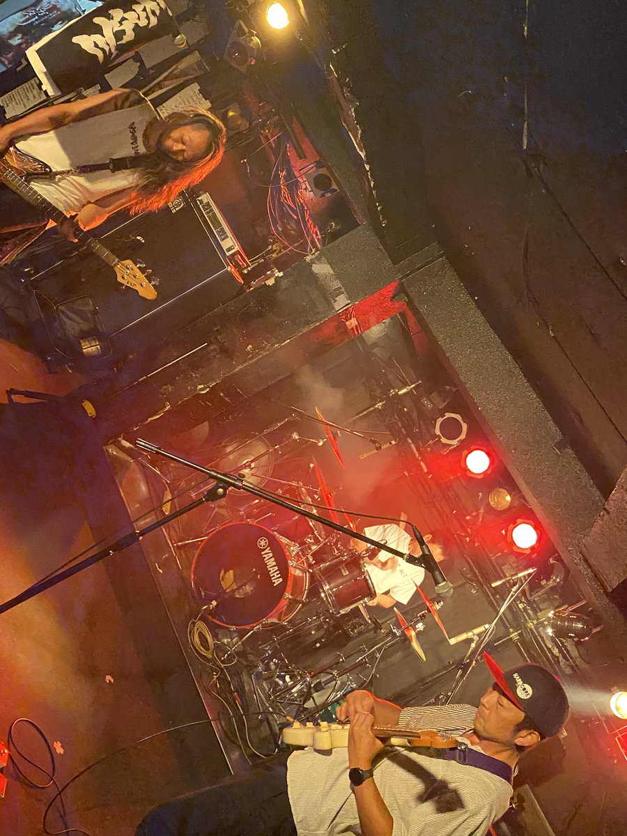 yuscore's tweet photo. インシュアがトッパーと聞いて、お盆行事と苦行の顔合わせを前日に全て済ませてロケピンに。
インシュアとペリカンが良かったのは勿論だけど、十代のカッコいいバンドと出逢えたのが嬉しい。お盆休みにライブハウスに来て良かったと改めて思いました。 https://t.co/ghJnAosfDm