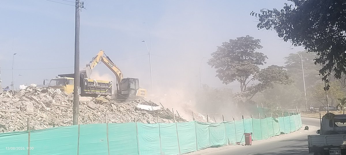 willivarvp's tweet photo. @UaespCali @AlcaldiaDeCali @alejoeder @DiegoHau @DagmaOficial @personeriacali En nombre de la comuna 16 Mariano ramos, sector de la cr 50 agradezco que atendieron mi llamado y hoy con carrotanque de agua están humedeciendo la escombrera y la polución mejoró. Esto es una afectación grave , por favor no bajar la guardia. Asi lucía ayer , así luce hoy. 🤝 https://t.co/qhSYrmYevo