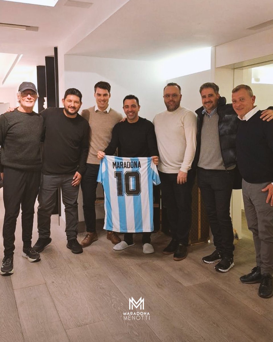 maradonamenotti's tweet photo. Felicitamos a Xavi por este nuevo desafío al frente de la Selección de Países Bajos.

Una elección que no es casual: hay una filosofía futbolística detrás que los une.

Lo recordamos especialmente de nuestra última visita a España, cuando recibió a nuestra delegación para hablar de fútbol y se brindó al máximo con nosotros.

¡Muchos éxitos, Xavi!