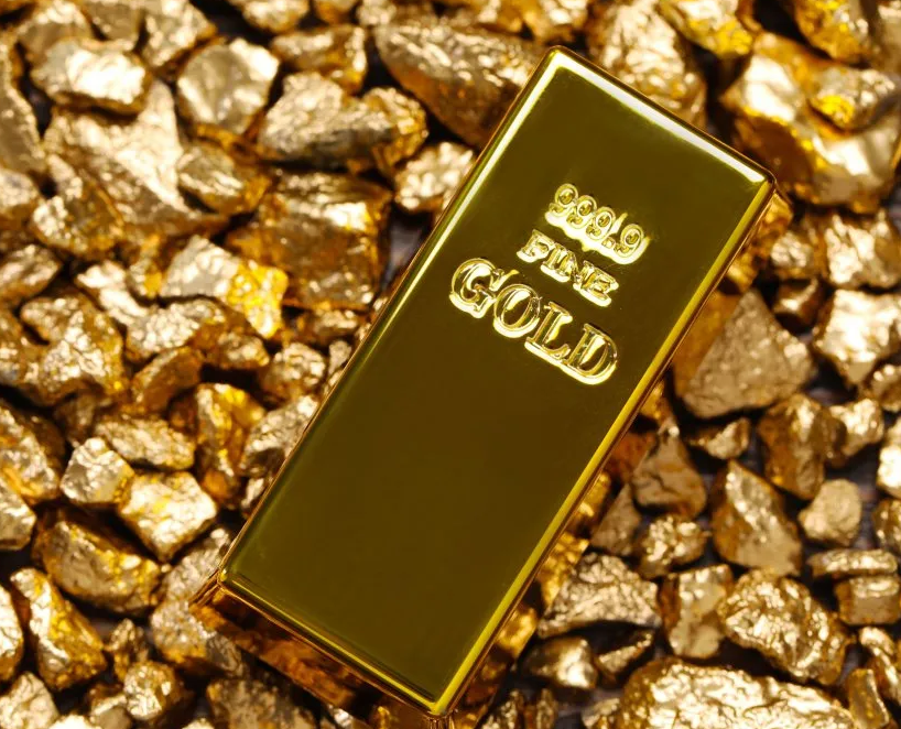 CesarVazquez89's tweet photo. $GLD | 𝗢𝗥𝗢 | Pullback limpio después de romper la tendencia bajista

Después de toda la tendencia bajista que arrastramos desde enero, el precio retrocedió justo por debajo del 61,8% de Fibonacci y se apoyó en una zona de acumulación clara.

El perfil de volumen lo confirma: hay un nodo de alto volumen justamente en estos niveles.

Además, rompió la línea de tendencia bajista al alza y ahora está haciendo un pullback típico. Desde lo técnico, es un setup bastante limpio.

🏦 ¿Qué hay del lado fundamental?

Los bancos centrales siguen siendo un soporte importante:

• En el segundo trimestre compraron 289 toneladas netas (un rebote fuerte y un nivel récord para un Q2).

• Polonia sigue liderando y apunta a los 700 toneladas.

• China aceleró y ya lleva 21 meses consecutivos comprando (en julio sumó 20 toneladas).

Según la última encuesta del World Gold Council, el 89% de los bancos centrales espera que las reservas globales de oro sigan subiendo en los próximos 12 meses, y un récord del 45% dice que va a aumentar las propias.

También se ve un cambio de perfil: varios bancos (sobre todo emergentes y de Asia) reducen peso relativo en bonos del Tesoro estadounidense y aumentan el del oro. Es un proceso lento, pero real.

Y por encima de todo está el viento de cola estructural: la degradación monetaria continua. Mientras los déficits fiscales y la creación de dinero sigan siendo la norma, los activos escasos (como el oro) tienen un soporte de largo plazo que no depende de un “crash” puntual.

Cómo se puede invertir:

El más conocido es el $GLD (SPDR Gold Shares), respaldado por oro físico. 
En mi caso uso el $WGLD (WisdomTree Core Physical Gold) porque tiene comisiones más bajas: 0,12% vs el 0,40% del GLD.

🥈La plata

El setup técnico en la plata es muy similar. Es más volátil, sí, pero le suma la demanda industrial creciente (solar, autos eléctricos, electrónica) y el hecho de que el mercado viene acumulando déficits estructurales. Para 2026 se espera el sexto año consecutivo de déficit.

En resumen: técnico limpio + demanda de bancos centrales + degradación monetaria. El contexto es interesante.

Fuente de datos: World Gold Council (Gold Demand Trends Q2 2026 y Central Bank Gold Reserves Survey 2026), Silver Institute / World Silver Survey 2026.

📊 Portfolio y Copy Trading en el link de mi perfil 👤

𝗜𝗻𝗴. 𝗖𝗲𝘀𝗮𝗿 𝗩𝗮𝘇𝗾𝘂𝗲𝘇 | 𝗙𝗶𝗻𝗮𝗻𝗰𝗶𝗮𝗹 𝗔𝗱𝘃𝗶𝘀𝗼𝗿 | 𝗖𝗡𝗩 𝟮𝟱𝟴𝟭

⚠️ Este contenido es solo para información. No constituye una oferta ni recomendación para comprar, mantener o vender ninguna inversión. El rendimiento pasado no es garantía de resultados futuros.