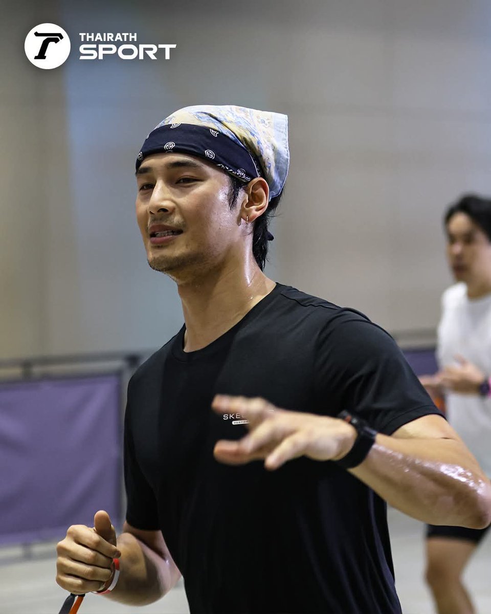 LoveyouApo's tweet photo. ลูกแม่เก่งมากก #apocolleage เก่ง🥹
"อาโป ณัฐวิญญ์" พิชิต BYD HYROX BANGKOK 2026 2 วันติด แฟนคลับส่งพลังใจล้นสนาม
เรียกว่าแข็งแกร่งทั้งร่างกายและจิตใจจริงๆ สำหรับนักแสดงหนุ่ม "อาโป-ณัฐวิญญ์ วัฒนกิตติพัฒน์" ที่ล่าสุดได้เข้าร่วมท้าทายขีดจำกัดในสนามฟิตเนสระดับโลก อย่าง BYD HYROX BANGKOK 2026 ลุยการแข่งขันติดต่อกันถึง 2 วันเต็ม สร้างความประทับใจให้แฟนๆ ที่คอยส่งกำลังใจให้อย่างคับคั่ง
การแข่งขันในวันแรก หนุ่มอาโปประเดิมสนามด้วยการลงแข่งในประเภทชายคู่ เน้นจังหวะเรื่อยๆ ชิวๆ ซึมซับบรรยากาศความสนุกและความท้าทายร่วมกับคู่หู ก่อนจะวิ่งเข้าเส้นชัยไปด้วยเวลา 02:16:17 ชั่วโมง ท่ามกลางรอยยิ้มและเสียงปรบมือยินดีจากแฟนๆ
วันที่สอง เซอร์ไพรส์สู้ต่อ "ชายเดี่ยว" ปล่อยพลังบวกเต็มร้อย
อาโปตัดสินใจลุยต่อในวันที่สอง กับการแข่งขันประเภทชายเดี่ยว ซึ่งต้องใช้พลังกายและพลังใจเดี่ยวๆ แบบขั้นสุด
ตลอดการแข่งขัน แม้จะเหน็ดเหนื่อยแค่ไหน แต่หนุ่มอาโปก็ยังคงส่งต่อเอเนอร์จี้ดีๆ และรอยยิ้มให้กับแฟนคลับที่มาคอยซัพพอร์ตข้างสนามอยู่ตลอด และจบด้วยเวลา 02:27:58 ชั่วโมง
โดยงาน BYD HYROX BANGKOK 2026ยังจัดขึ้นอย่างต่อเนื่องอีก 2 วันเต็ม ในวันที่ 15 - 16 สิงหาคมนี้
ภาพ: วรากรณ์ โสรัจจะภิญโญ
.
#อาโปณัฐวิญญ์ #ApoNattawin #apocolleagues #HYROX2026 #HYROX #hyroxthailand #HYROXBANGKOK2026 #sportlifestyle #ไทยรัฐสปอร์ต
https://t.co/d6IJ1ld66Y