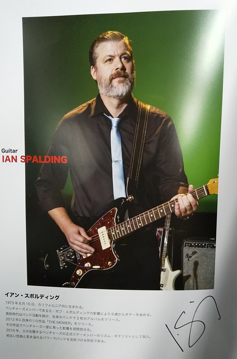 1umjM8Tra28X8Ys's tweet photo. Happy Birthday, Ian!
本日8月15日は、現在のベンチャーズのリズムギター担当、イアン・スポルディングさんの誕生日です。
オリジナルメンバーから伝統を引き継いで当初はベースを、後にギターを担当する姿は、ベンチャーズの新たな歴史を頼もしく刻んでくれています♪
#TheVentures
#ベンチャーズ https://t.co/Iyp098AMSM