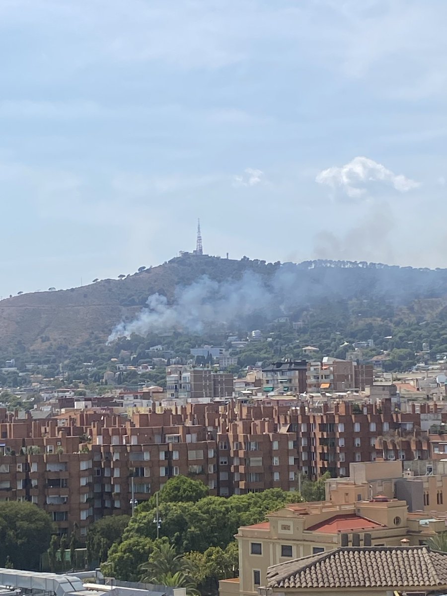LauraMFeliz2's tweet photo. 15:30 momentos iniciales del incendio de Collserola #incendio #barcelona https://t.co/rKYLwCi0Vv