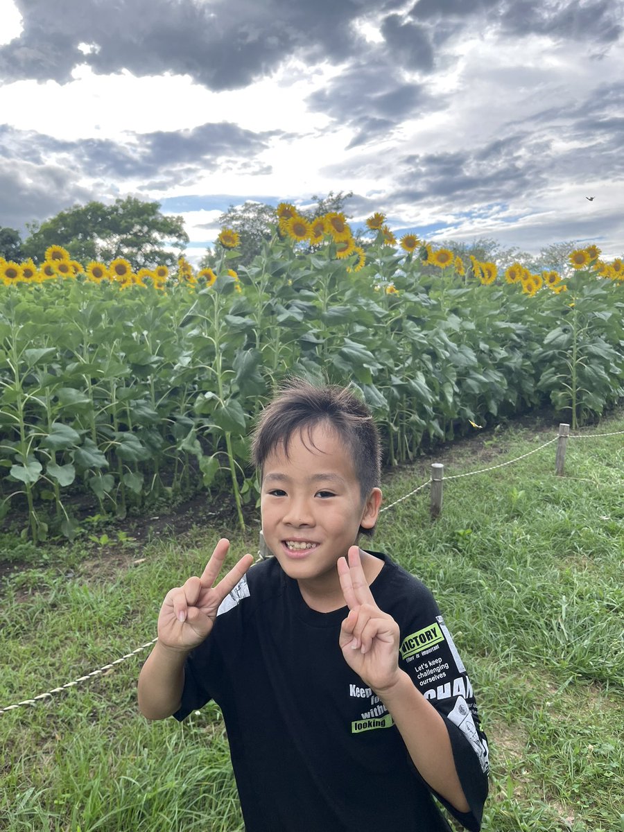 MinitopB's tweet photo. 今日も自転車の練習。夕方帰宅途中にお腹が空きすぎたというのでチキンバーガーをおやつがわりに食べましたw
#自転車練習
#チキンバーガー
#成長期 https://t.co/dVLx0SjwVw