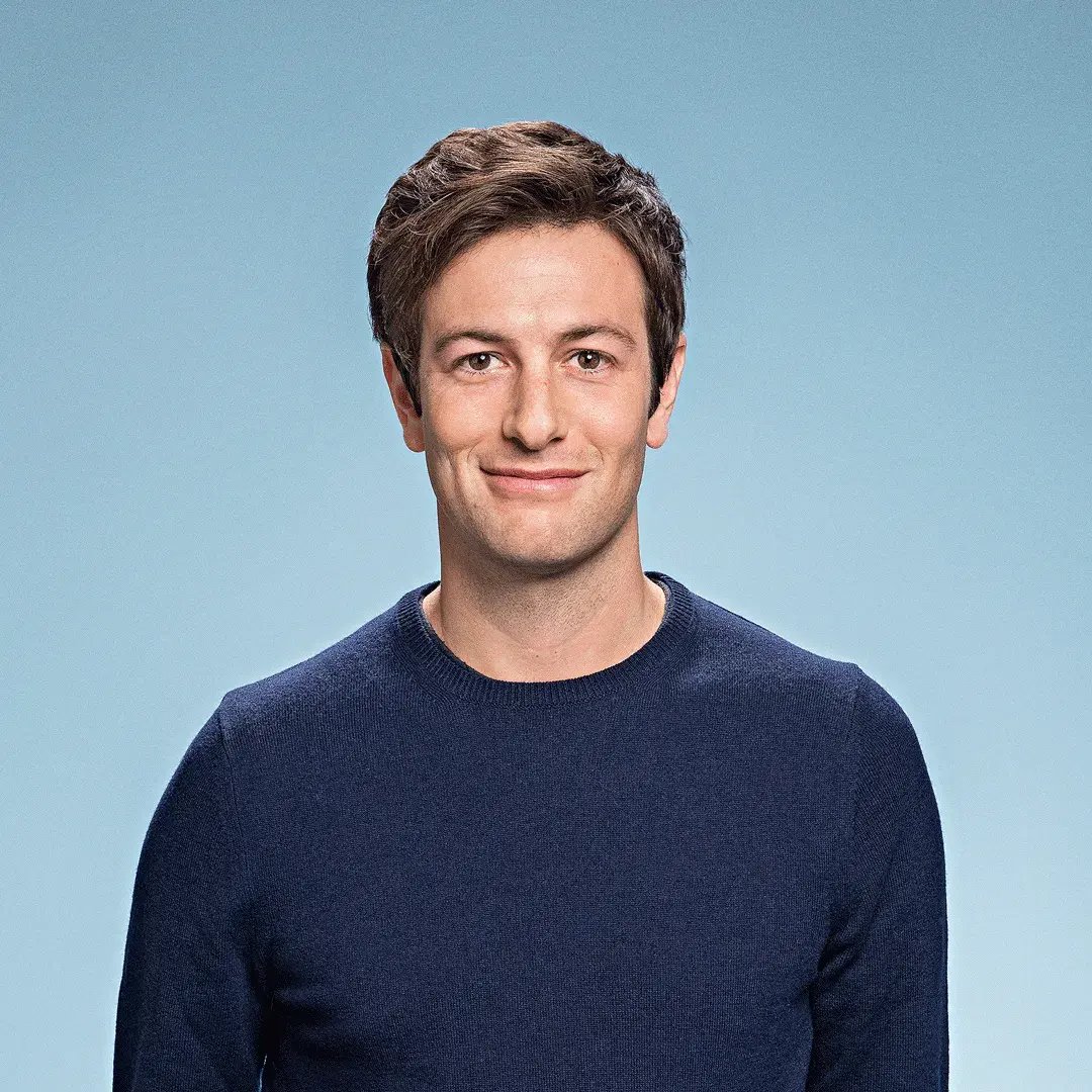 burrytracker's tweet photo. Breaking: Josh Kushner's Thrive Capital just filed its Q2 2026 13F

Here's everything you need to know about his recent 13F

Top positions:
• SpaceX $SPCX: 18,914,205 shares, $3,231,681,066
• Amazon $AMZN: 904,038 shares, $215,468,417
• Oscar Health $OSCR: 6,343,617 shares, $180,919,957
• Shopify $SHOP: 895,817 shares, $102,284,385
• Figma $FIG: 4,396,636 shares, $79,535,145

New positions:
• $SPCX, $AMZN — both new this filing

Full exits:
• $CVNA (was 226,761 shares, $71,289,123)
• $STUB (was 68,745 shares, $428,969)

Summary: SpaceX is now 84.8% of the entire public book