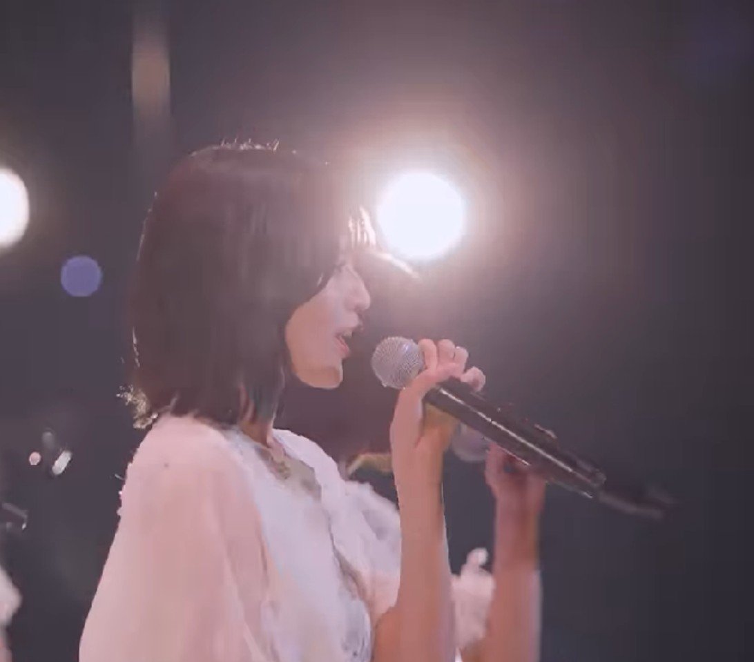 uchiii1023's tweet photo. 最高。美。
歌上手いしライト越しの瑠奈ちゃん良すぎる。
#乃木坂46 #林瑠奈
#singout https://t.co/YfJIkYGSqw