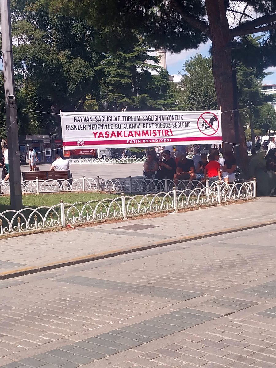 kirazzdoan's tweet photo. @FatihBelediye bu yasa dışı pankartı derhal kaldırınız!!! https://t.co/fpEUfg46Z1