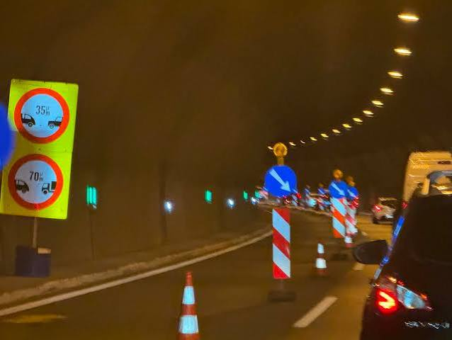 RXRqdEgogik2Z9P's tweet photo. 69 σήραγγες άνω των 500 μέτρων δεν διαθέτουν τις απαραίτητες ευρωπαϊκές πιστοποιήσεις ασφαλείας στην Εγνατία Οδό.
Η ΓΕΚ ΤΕΡΝΑ ξεφτιλίζει τη χώρα με το να περιορίζει την κίνηση σε μία λωρίδα κυκλοφορίας, αντί να επισπεύσει τα έργα.
Απίστευτη ταλαιπωρία!!!
Κράτος θεατής!!! https://t.co/T55dI8nHGI