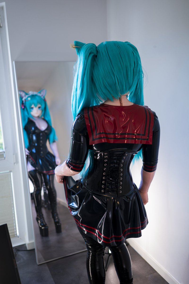 yoru_kig's tweet photo. First day at a new school… they told me I need to wear this uniform? 🖤✨
Do you like it? (˶>⩊<˶)

📸 &amp; 👗: @PrinzH_kig  

#kigurumi #着ぐるみ #hatsunemiku #latexcosplay #vocaloid #latex https://t.co/xVsP4JBQG1