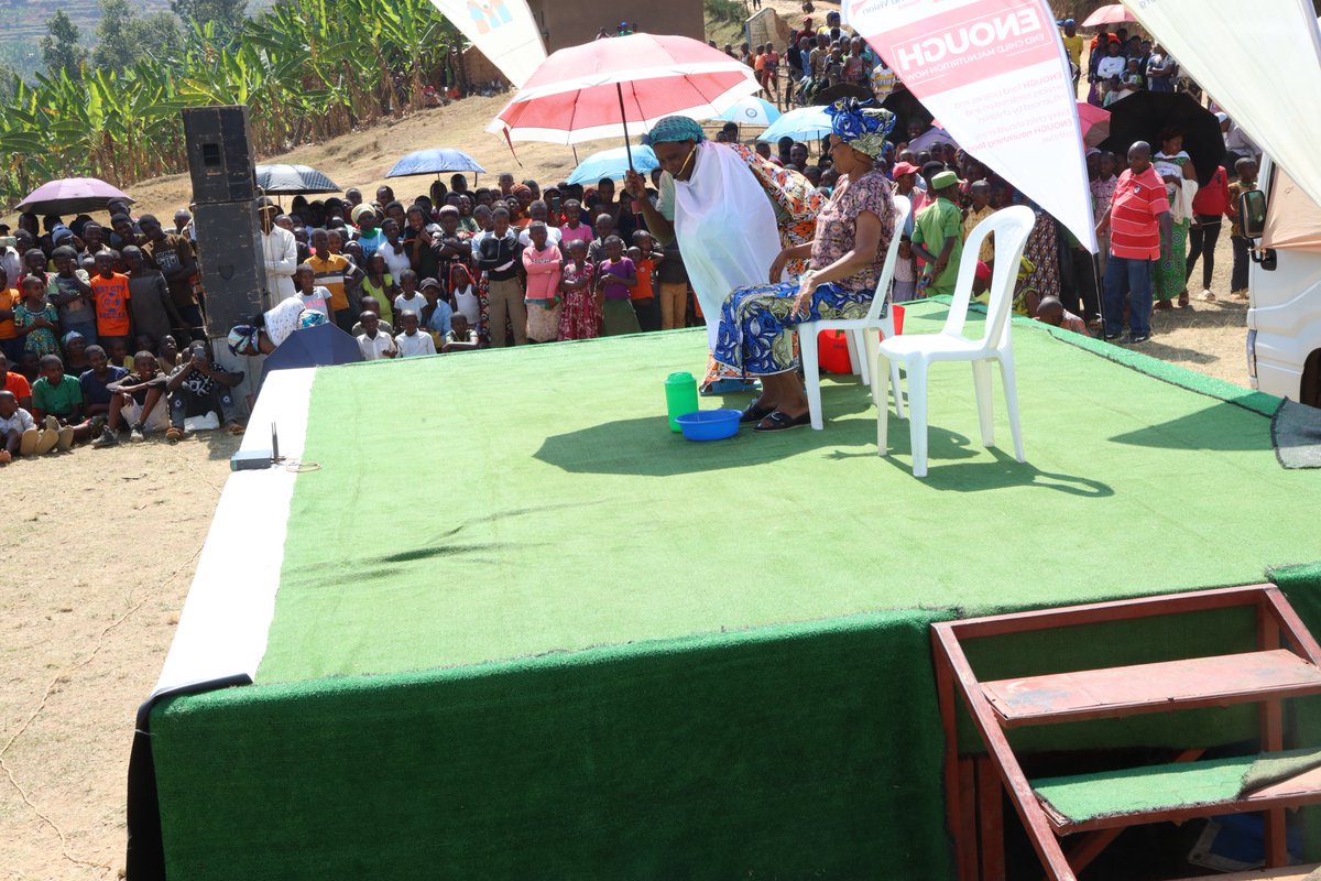 UrunanaDC's tweet photo. Ku munsi wa Kane w’ubukangurambaga bw’ukwezi kwahariwe konsa , @Rwanda_Child na @WVRwanda bakomereje mu karere ka @NgororeroDistrict, hibandwa ku kwigisha ababyeyi konsa neza mu isaha ya mbere umwana akivuka. Ababyeyi kandi bibukijwe kwirinda guha umwana amata.... https://t.co/qK08KMLJh3