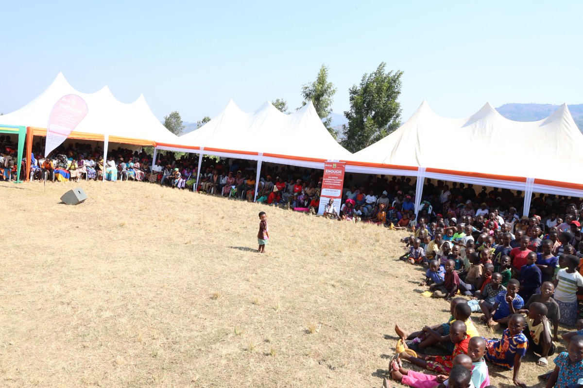 UrunanaDC's tweet photo. Ku munsi wa Kane w’ubukangurambaga bw’ukwezi kwahariwe konsa , @Rwanda_Child na @WVRwanda bakomereje mu karere ka @NgororeroDistrict, hibandwa ku kwigisha ababyeyi konsa neza mu isaha ya mbere umwana akivuka. Ababyeyi kandi bibukijwe kwirinda guha umwana amata.... https://t.co/qK08KMLJh3