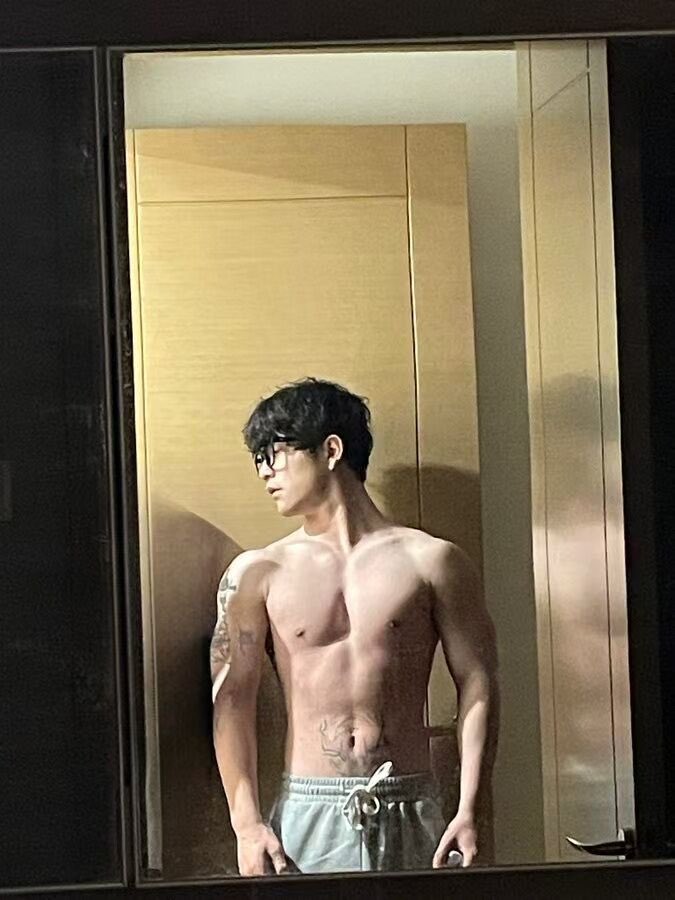 ming01762873's tweet photo. 新钓的腹肌男大，暑假不回家实习自己租房子，被我勾引到无手射，想看的可以主页➕q买 https://t.co/YemVMd2q4B