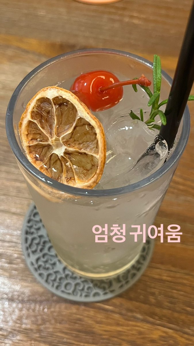 berrying1e's tweet photo. 엄언데 꾸이꾸이 👩‍❤️‍👩 https://t.co/ZcGLo5r42A