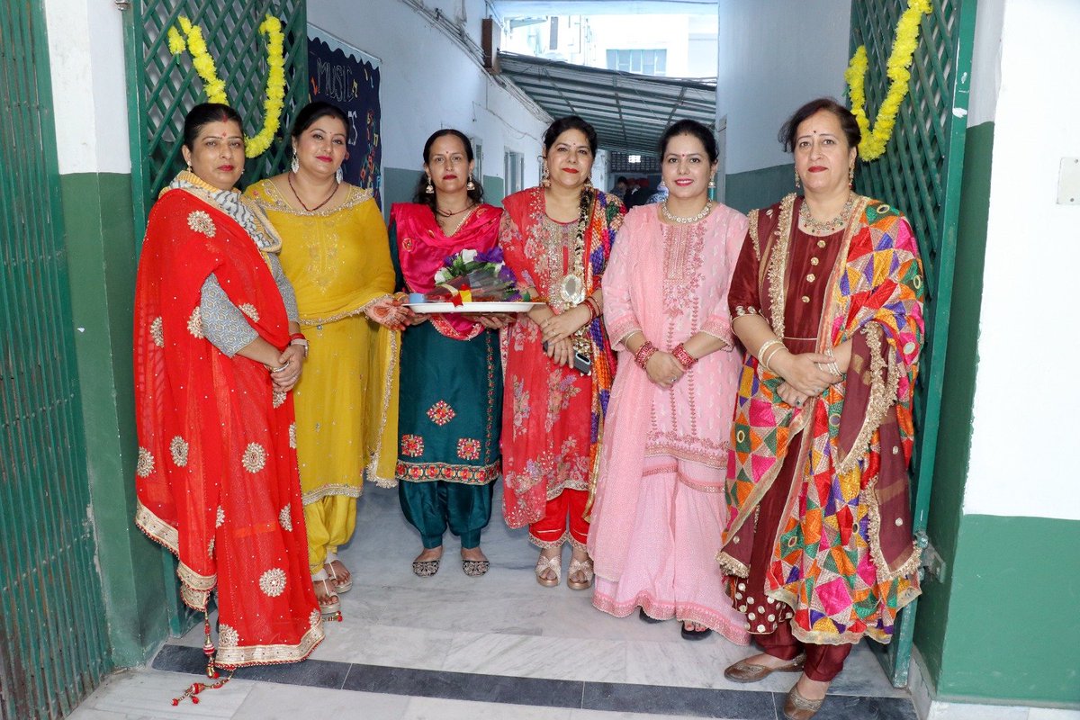 BabaManjhSchool's tweet photo. Teej Celebration 🌿
A joyful Teej celebration filled with colours, creativity and Punjabi traditions! Students showcased their talent in the Mehndi Competition, while the titles of Junior &amp; Senior Sawan Di Mutiyar were awarded. 🌸💚

#TeejCelebration #SawanDiMutiyar https://t.co/uaiCOpAmIO
